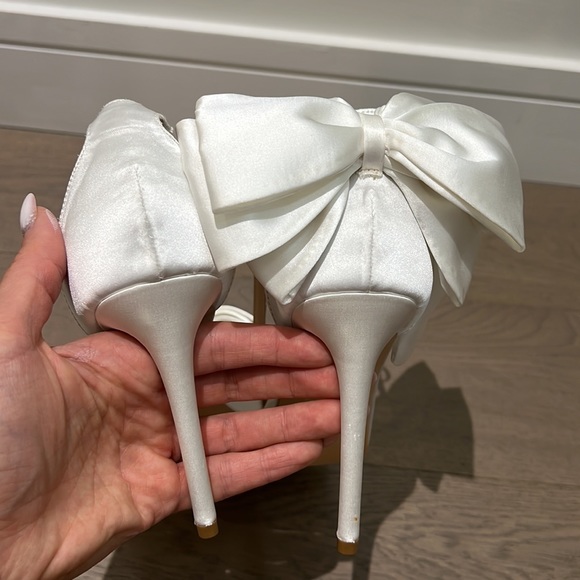 Beautiful satin sandals with bows - Picture 3 of 7